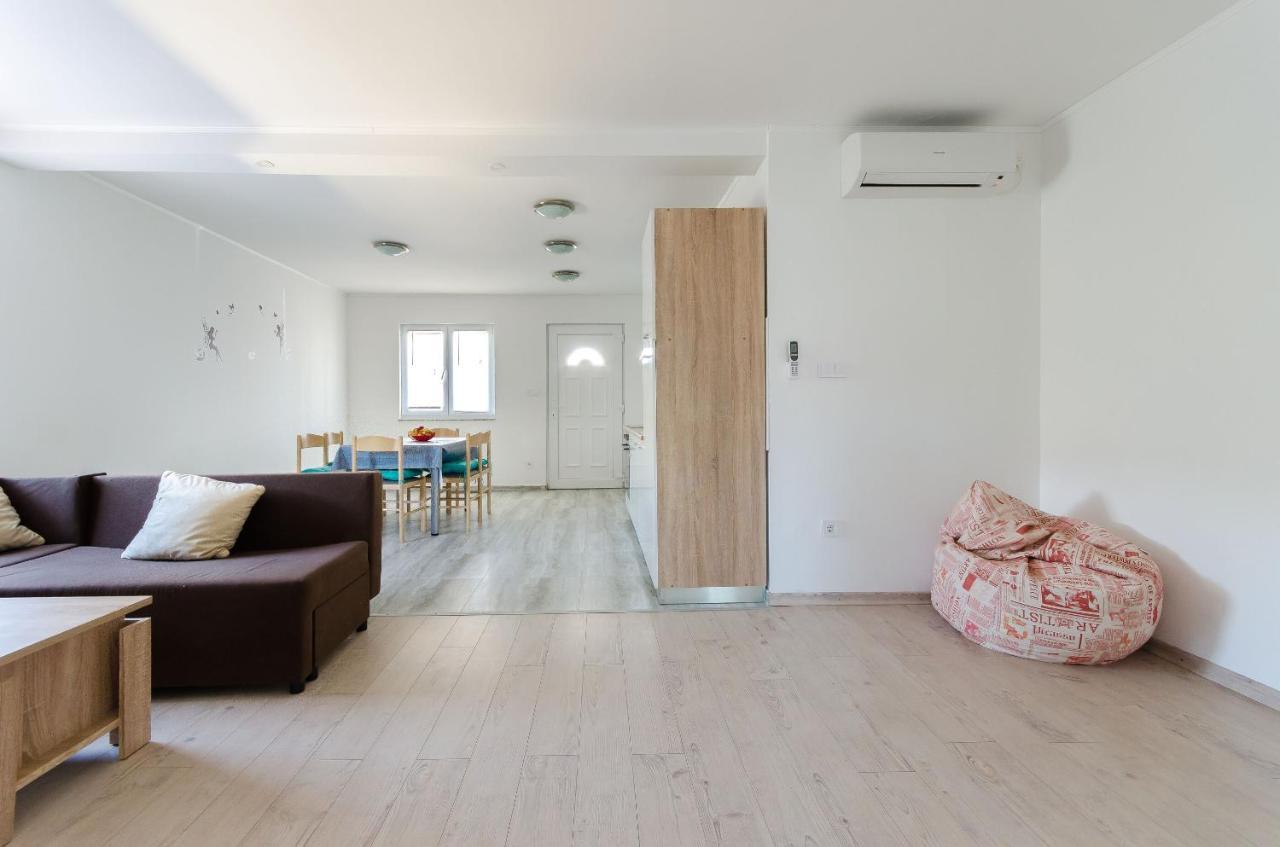 Apartments Ester Лопар Екстер'єр фото
