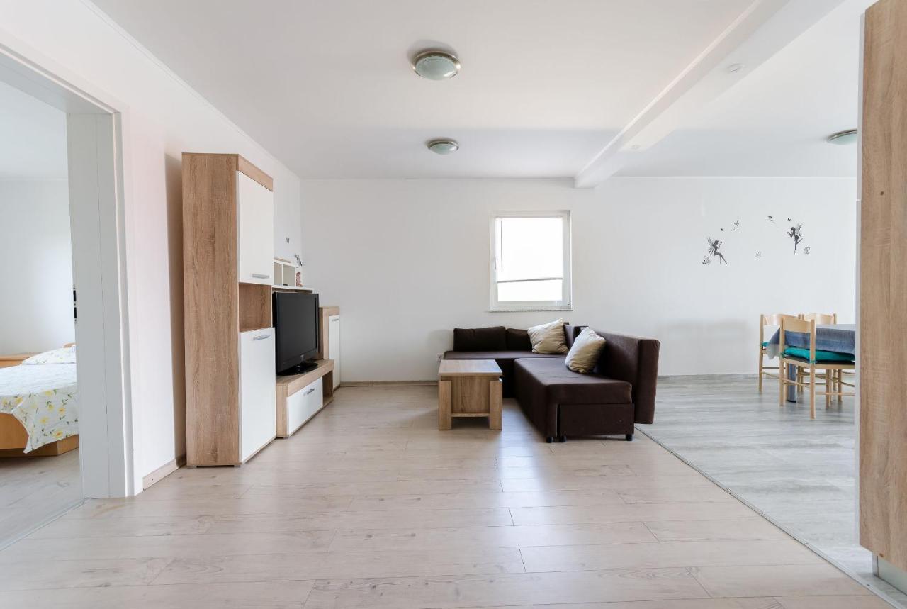 Apartments Ester Лопар Екстер'єр фото