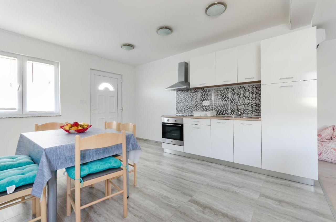 Apartments Ester Лопар Екстер'єр фото
