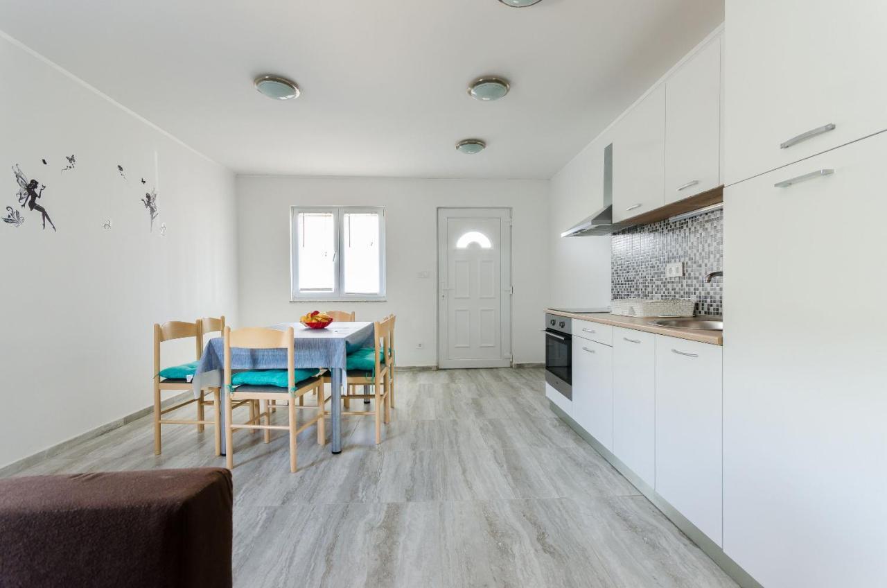 Apartments Ester Лопар Екстер'єр фото