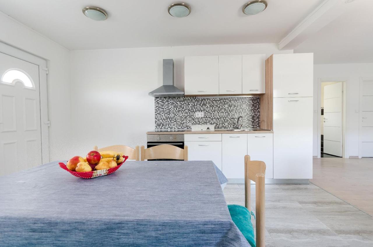 Apartments Ester Лопар Екстер'єр фото
