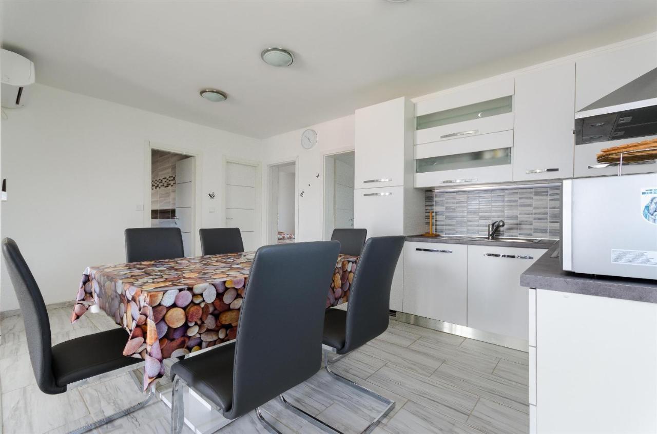 Apartments Ester Лопар Екстер'єр фото