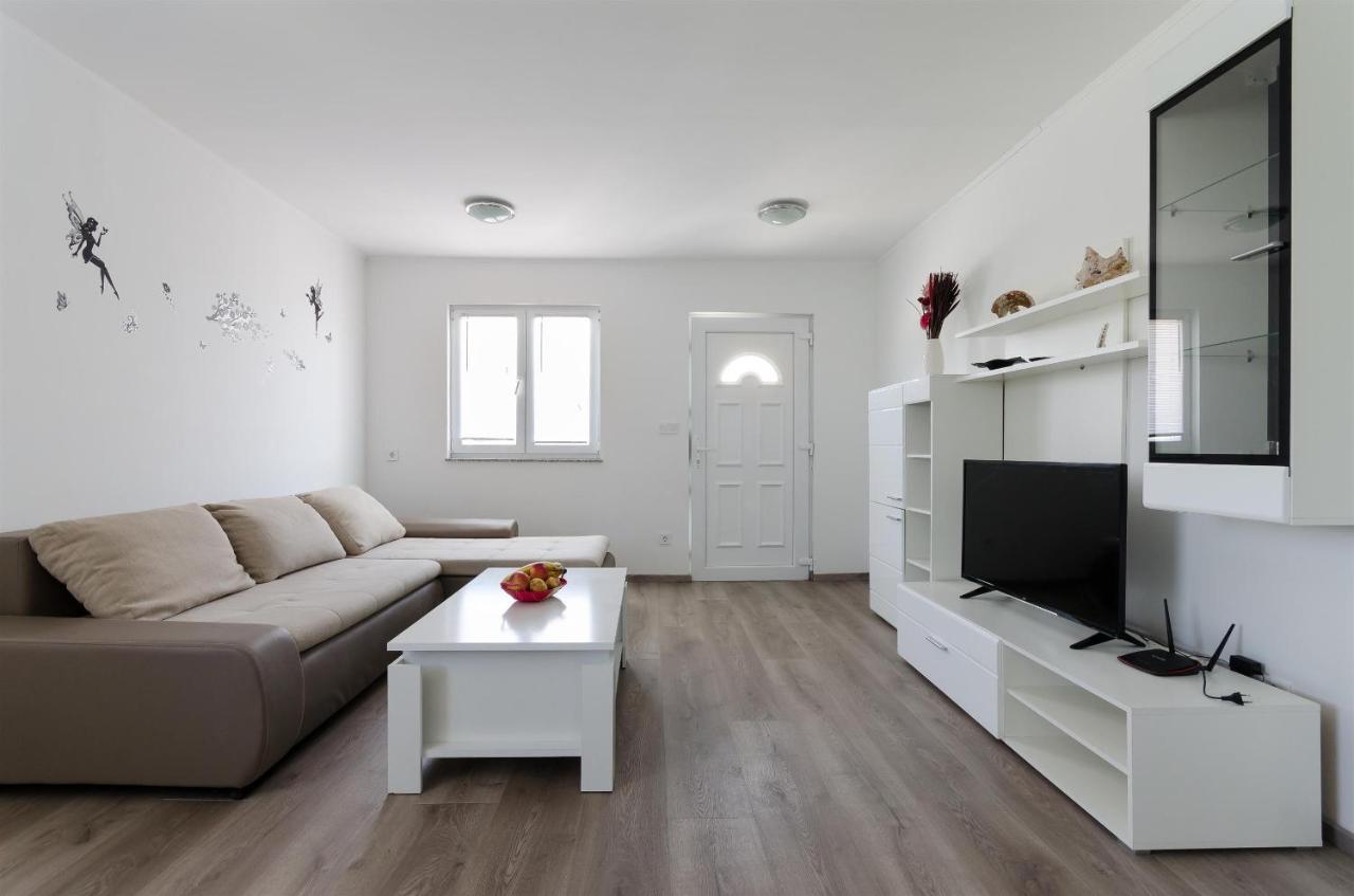 Apartments Ester Лопар Екстер'єр фото