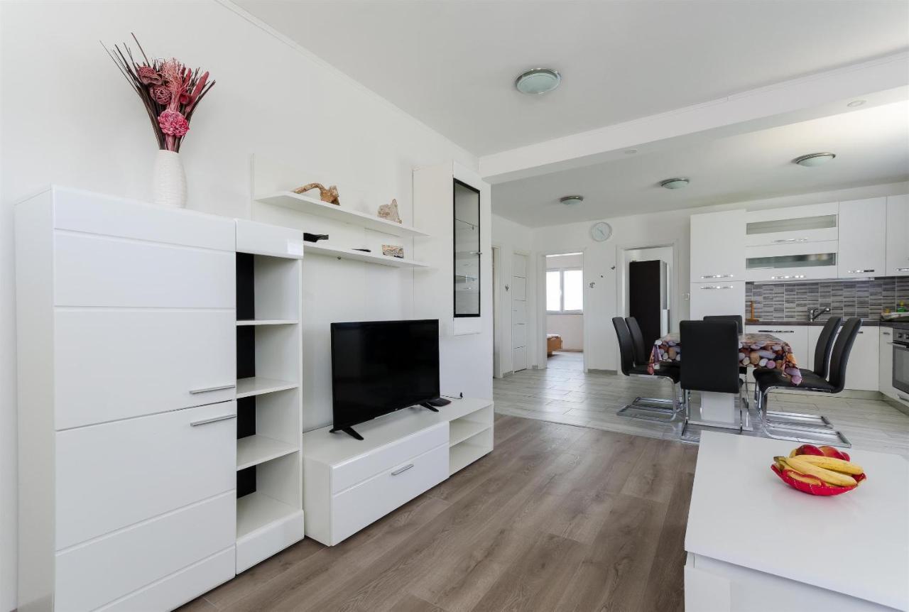 Apartments Ester Лопар Екстер'єр фото
