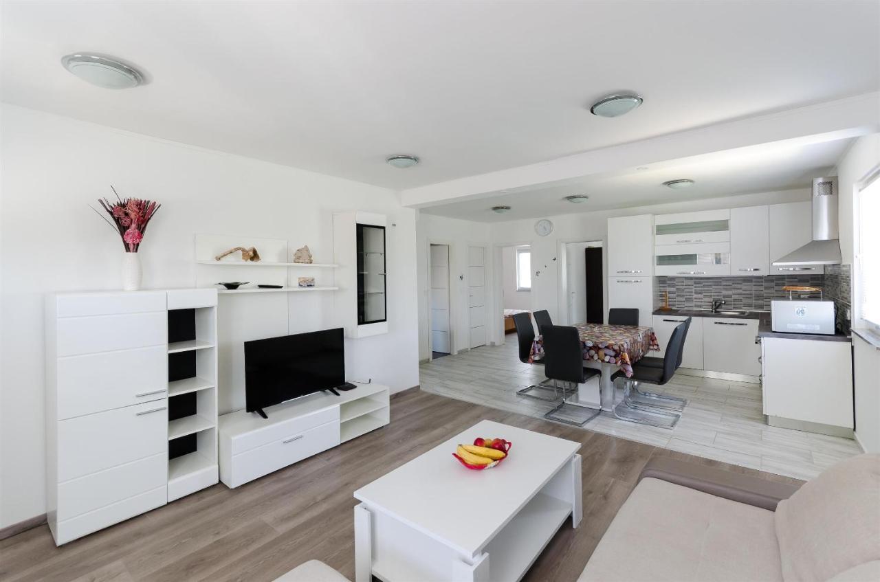 Apartments Ester Лопар Екстер'єр фото